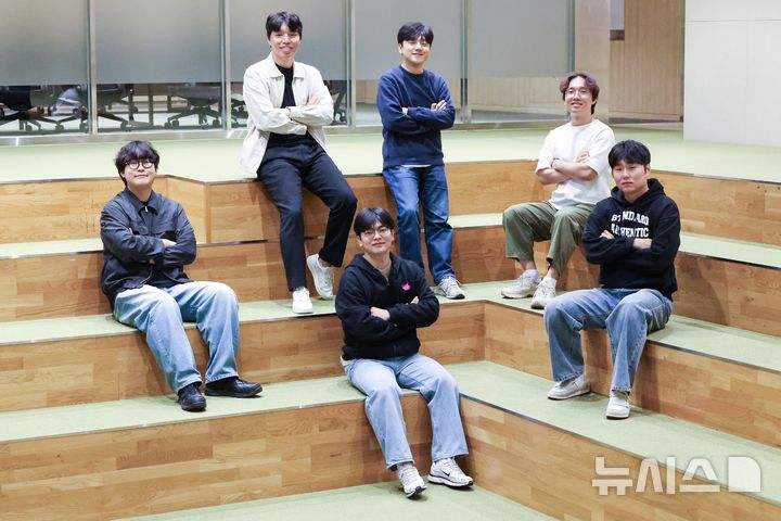 [서울=뉴시스]LG유플러스는 자체 개발한 생성형 AI 기술 ‘익시젠(ixi-GEN)’ 관련 논문이 세계 최고 수준의 자연어처리(NLP) 학회인 ‘EMNLP 2025’에 채택됐다고 23일 밝혔다. 사진은 이번 논문 집필에 참여한 LG유플러스 구성원들. (사진=LG유플러스 제공)