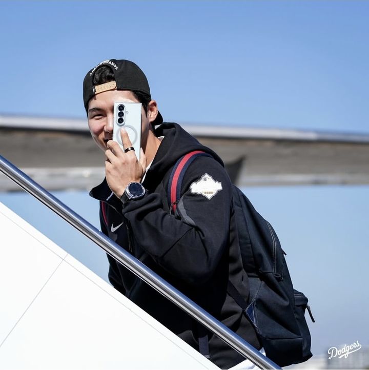 [서울=뉴시스] 메이저리그 LA 다저스가 23일(한국 시간) 구단의 공식 사회관계망서비스(SNS)에 월드시리즈(WS·7전4선승제)를 위해&nbsp; 캐나다 온타리오주 토론토로 향하는 비행기에 탑승하는 김혜성의 모습을 공개했다. (사진=LA 다저스 공식 SNS 캡처) 2025.10.23. *재판매 및 DB 금지