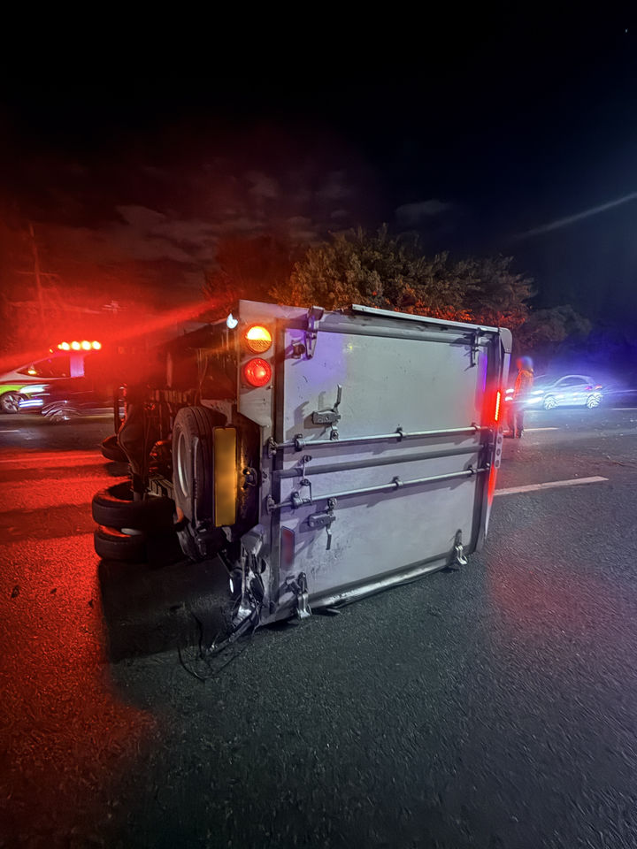 [부산=뉴시스] 23일 오전 2시50분께 부산 사상구 강변대로에서 A(60대)씨가 몰던 택시가 빗길에 미끄러져 1.5t 화물차를 추돌했다. (사진=부산 사상경찰서 제공) 2025.10.23. photo@newsis.com *재판매 및 DB 금지