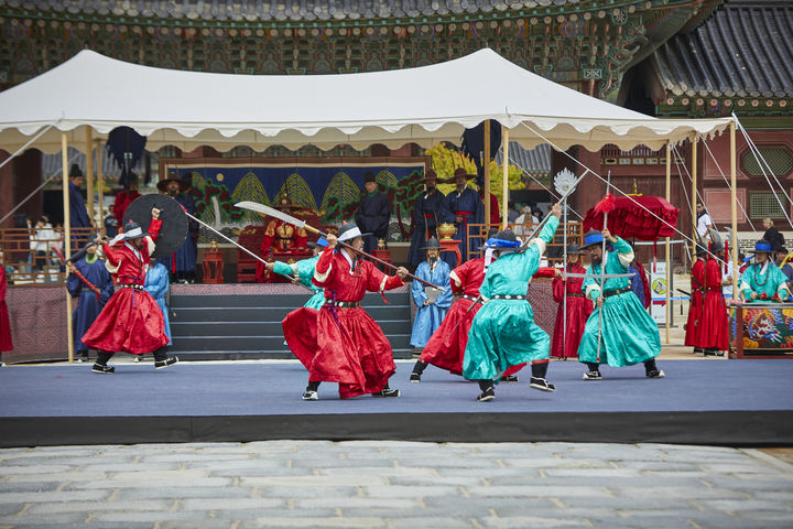 [서울=뉴시스] 2024년 궁궐 호위군 사열의식 '첩종(疊鐘)'행사 (사진=국가유산청 제공) 2025.10.23. photo@newsis.com *재판매 및 DB 금지
