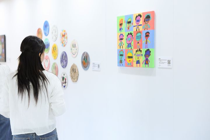 [서울=뉴시스] 제18회 노원구 장애인 미술전에서 관람객이 작품을 감상하고 있다. (사진=광운대 제공) 2025.10.23. photo@newsis.com *재판매 및 DB 금지