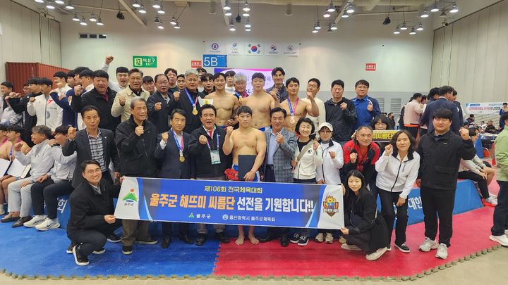[울산=뉴시스] 울산 울주군은 소속 해뜨미씨름단이 지난 17일부터 23일까지 벡스코 제2전시관에서 열린 ‘제106회 전국체육대회’에 울산 대표로 출전해 금메달 3개, 동메달 1개를 획득했다고 23일 밝혔다. (사진= 울주군 제공) 2025.10.23.photo@newsis.com *재판매 및 DB 금지