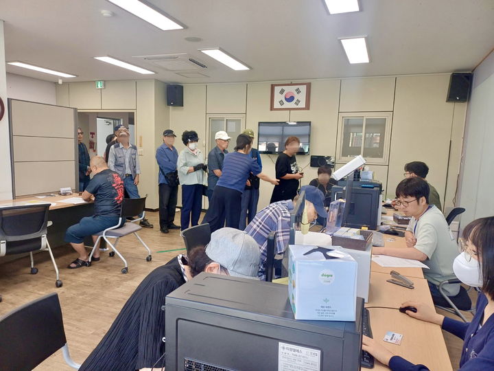 [진주=뉴시스]진주시, 민생회복 소비쿠폰 신청.(사진=진주시 제공).2025.10.23.photo@newsis.com *재판매 및 DB 금지