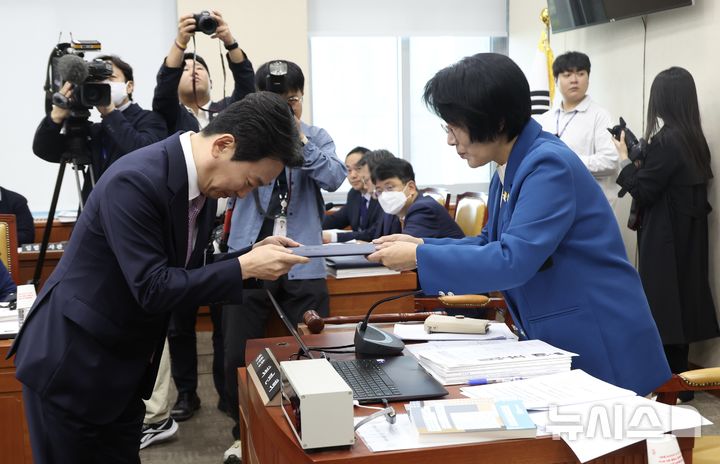 [서울=뉴시스] 조성봉 기자 = 박장범 한국방송공사 사장이 23일 오전 서울 여의도 국회에서 열린 과학기술정보방송통신위원회 국정감사에서 증인 선서문을 최민희 과방위원장에게 제출하고 있다. 2025.10.23. suncho21@newsis.com