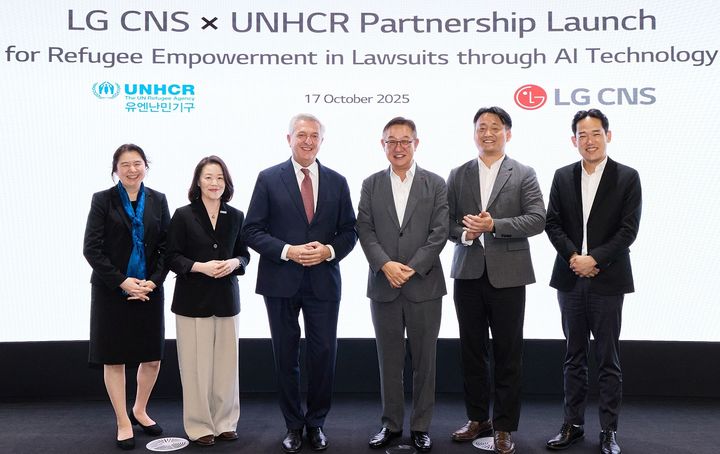 LG CNS CEO 현신균 사장(오른쪽 세번째)과 유엔난민기구 최고대표 필리포 그란디(왼쪽 세번째)가 파트너십 체결식에서 사진촬영하는 모습(사진=LG CNS 제공) *재판매 및 DB 금지