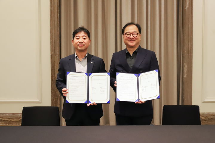 [서울=뉴시스] ㈜파라다이스세가사미 HR그룹 이영환 상무(왼쪽)와 서경대 글로벌관광경영학과 김동휘 교수가 상호교류 협약(MOU)을 체결한 뒤 기념촬영을 하고 있다. (사진=서경대 제공) 2025.10.23. photo@newsis.com *재판매 및 DB 금지