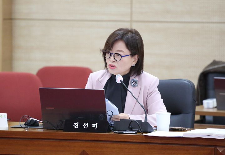 [청주=뉴시스] 최영민 기자=국회 교육위원회 소속 진선미 국회의원이 23일 충북대학교에서 열린 충남대, 충북대, 충남대병원, 충북대병원 대상 국정감사에서 질의를 하고 있다. 2025.10.23 ymchoi@newsis.com *재판매 및 DB 금지