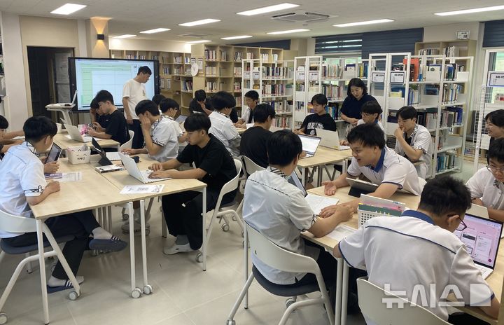 [고창=뉴시스]윤난슬 기자 = 전북특별자치도교육청은 문화체육관광부가 주관하는 제62회 전국도서관대회에서 고창고등학교가 '우수학교도서관'으로 선정, 교육부 장관상을 받았다고 23일 밝혔다. (사진=전북교육청 제공) photo@newsis.com 