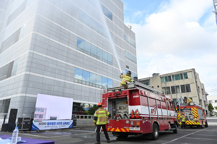 [대구=뉴시스] 대구 남구는 KT 남대구지사 주차장에서 테러·화재 대비를 주제로 한 '2025 충무훈련 실제훈련'을 실시했다. (사진=대구 남구 제공) 2025.10.23. photo@newsis.com *재판매 및 DB 금지