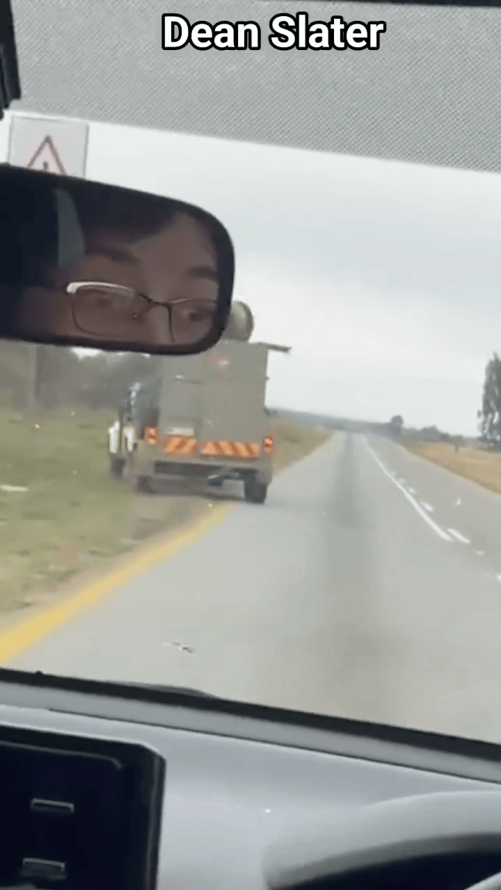 [뉴시스] 남아프리카공화국 도로 위 트럭에서 사자가 탈출하는 모습 (영상=X) 2025.10.23 *재판매 및 DB 금지