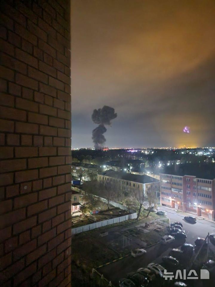 [서울=뉴시스]22일(현지 시간) 러시아 국경에서 1700㎞ 떨어진 첼랴빈스크주 코페이스크의 탄약 공장 추정 시설에서 폭발 사고가 발생했다. 러시아 측 발표에 따르면 우크라이나군 드론 공습으로 보인다. (사진=러시아 매체 '슈퍼노바 플러스' 텔레그램 캡처) 2025.10.23.