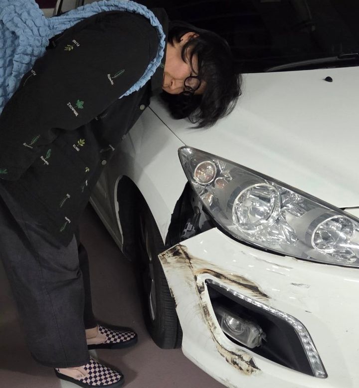 [서울=뉴시스] 정은표가 소셜미디어를 통해 공개한 사진. 아내 김하얀의 차량이 접촉사고로 파손된 모습이 담겼다. (사진=인스타그램 캡처) 2025.10.23. photo@newsis.com  *재판매 및 DB 금지