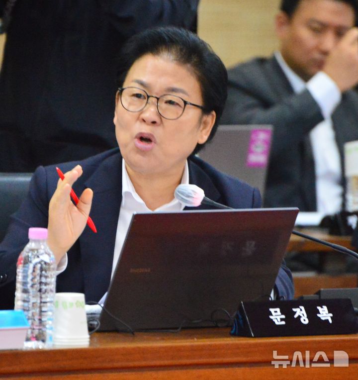 [청주=뉴시스] 서주영 기자 = 문정복 더불어민주당 의원이 23일 충북대에서 열린 충북대, 충남대, 충북대병원, 충남대병원에 대한 국회 교육위원회 국정감사에서 질의하고 있다. 2025.10.23 ymchoi@newsis.com