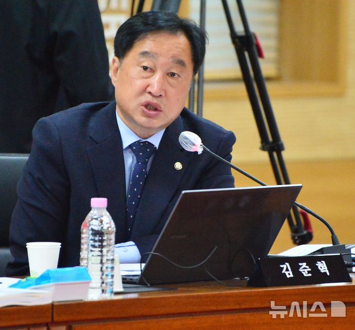 [청주=뉴시스] 서주영 기자 = 김준혁 더불어민주당 의원이 23일 충북대에서 열린 충북대, 충남대, 충북대병원, 충남대병원에 대한 국회 교육위원회 국정감사에서 질의하고 있다. 2025.10.23 ymchoi@newsis.com