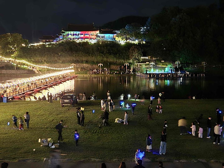 [밀양=뉴시스] 관광객과 시민들이 영남루 앞 밀양강변에서 가을 정취를 만끽하고 있다. (사진= 밀양시 제공) 2025.10.23. photo@newsis.com *재판매 및 DB 금지