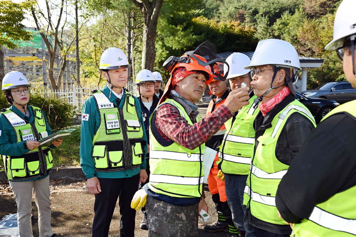 [밀양=뉴시스] 소나무재선충병 방제사업장에서 중대재해 예방을 위한 합동점검을 하고 있다. (사진= 밀양시 제공) 2025.10.23. photo@newsis.com *재판매 및 DB 금지
