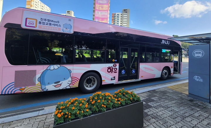 [진주=뉴시스]진주시, 수소 시내버스 운행.(사진=진주시 제공).2025.10.23.photo@newsis.com *재판매 및 DB 금지