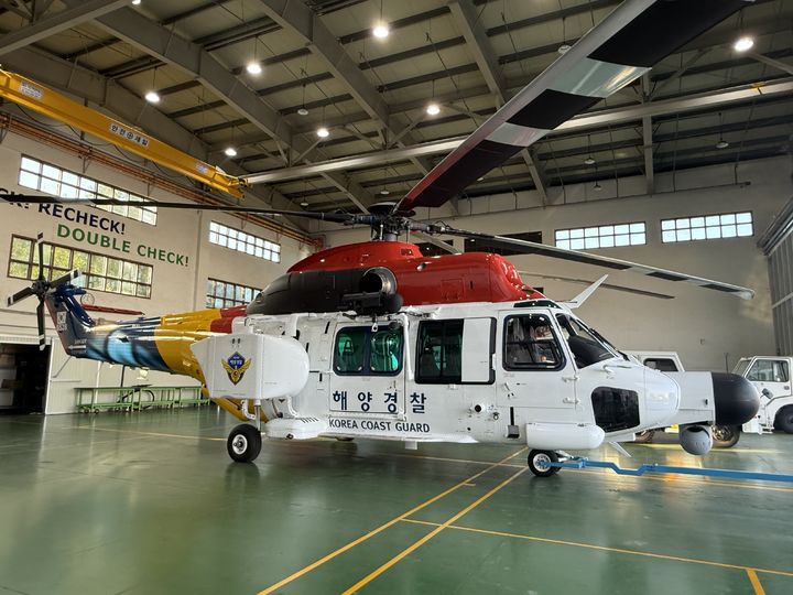 [목포=뉴시스]군산항공대에 배치된 중형헬기 '흰수리'. (사진=서해해경청 제공) 2025.10.23. photo@newsis.com *재판매 및 DB 금지
