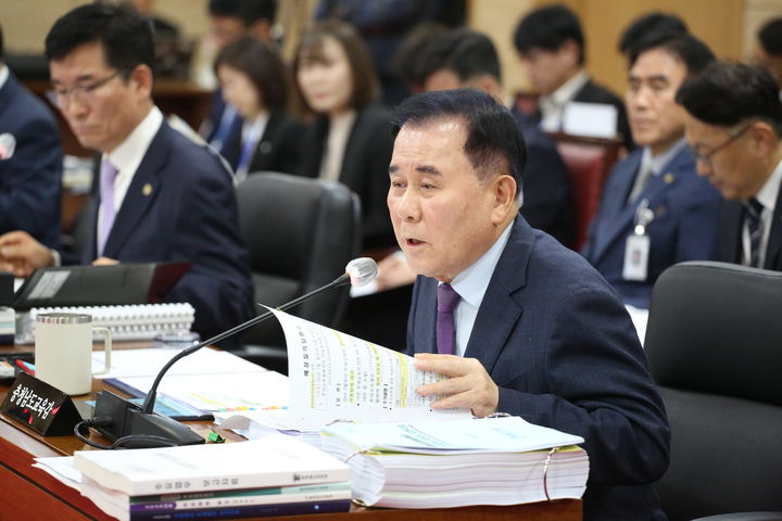 [충남=뉴시스] 송승화 기자 = 23일 충북대학교에서 열린 국회 교육위원회 국정감사에서 김지철 충청남도 교육감이 질문에 답변하고 있다. 2025.10.23. ssong1007@newsis.com *재판매 및 DB 금지