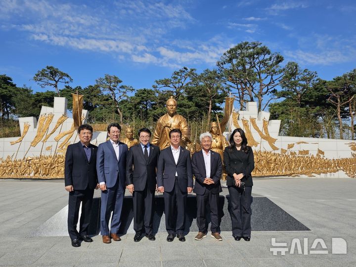 [정읍=뉴시스] 전북특별자치도의회 기획행정위원들이 23일 정읍시를 방문해 동학농민혁명기념관 등을 찾는 현지 의정활동을 펼쳤다. 2025.10.23 (사진= 전북자치도의회 제공) *재판매 및 DB 금지