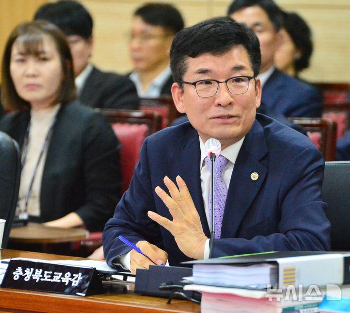 [청주=뉴시스] 서주영 기자= 윤건영 충북교육감이 23일 충북대에서 열린 충북교육청, 대전광역시교육청, 충남교육청, 세종특별자치시교육청에 대한 국회 교육위원회 국정감사에서 의원들 질의에 답변하고 있다. 2025.10.23 juyeong@newsis.com