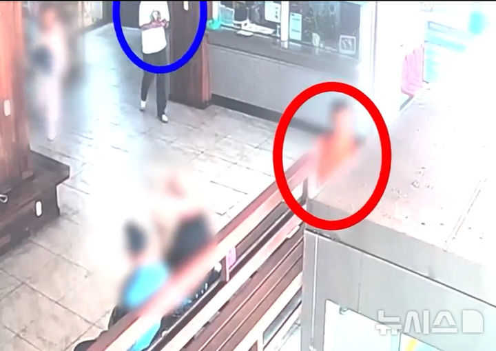 [제주=뉴시스] 지난 6월 서귀포 일대에서 식당과 카페 등 10여곳을 상대로 절도 행각을 벌인 50대가 경찰에 붙잡혔다. 사진은 서귀포경찰서가 23일 공개한 검거 당시 (빨간색 원)A씨를 쫓는 수사팀 모습. (사진=서귀포경찰서 제공) 2025.10.23. photo@newsis.com