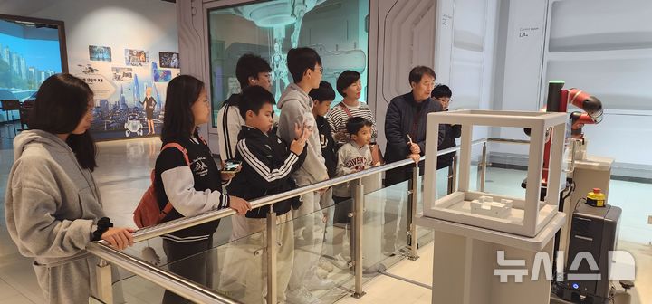 [군포=뉴시스] 국립과천과학관을 방문한 학생들이 과학 기술의 변화를 살피고 있다. (사진=군포·의왕교육지원청). 2025.10.23.photo@newsis.com