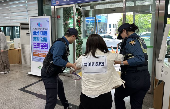 [속초=뉴시스] 속초시와 속초경찰서가 민원실 비상 대응 모의훈련 실시하고 있다.(사진=속초시 제공)photo@newsis.com *재판매 및 DB 금지