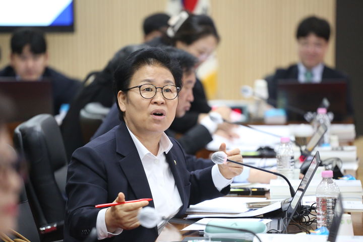 [청주=뉴시스] 최영민 기자=문정복 국회의원이 23일 충북 청주시 충북대학교에서 열린 국회 교육위원회 국정감사에서 질의를 하고 있다. 2025.10.23 ymchoi@newsis.com *재판매 및 DB 금지