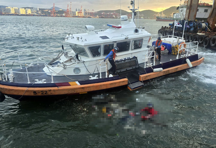 [부산=뉴시스] 23일 오전 부산 영도구 청학안벽 앞 15m 해상에서 숨진 채 발견된 60대 남성 변사체를 해경이 인양하고 있다. (사진=부산해경 제공) 225.10.23. photo@newsis.com *재판매 및 DB 금지