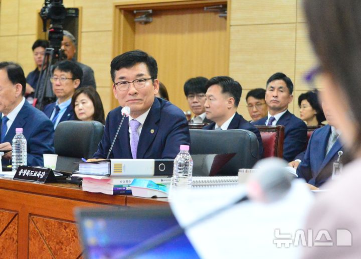 [청주=뉴시스] 서주영 기자 = 윤건영 충북교육감이 23일 충북대에서 열린 국회 교육위원회 국정감사에서 의원 질의를 듣고 있다. 2025.10.23 juyeong@newsis.com