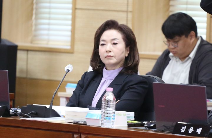 [세종=뉴시스] 송승화 기자 = 23일 충북대학교에서 열린 국회 교육위원회 국정감사에서 답변 듣는 김민전 의원. 2025.10.23. ssong1007@newsis.com *재판매 및 DB 금지