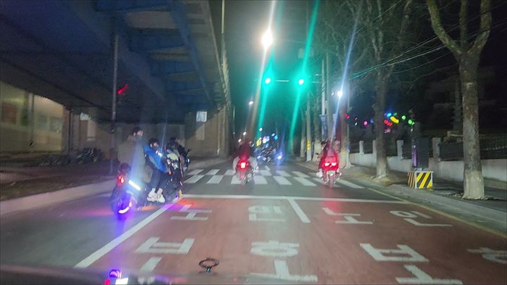 [대구=뉴시스] 새벽 시간대 대구 북구 고성동 대구IM뱅크파크 일대에서 집단으로 질주하며 소음을 일으킨 폭주족 일당이 검찰에 넘겨졌다. (사진=대구 북부경찰서 제공) 2025.10.23. photo@newsis.com *재판매 및 DB 금지