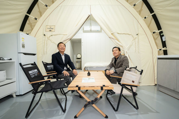 [수원=뉴시스] 22일 경북 봉화군 명호면 청량산 수원캠핑장 글램핑 시설에서 박현국 봉화군수(왼쪽)와 이재준 수원시장이 환하게 웃고 있다. 두 지역은 이날 개장식을 갖고 10년간 상생협력 사업을 본격화했다.. (사진=수원시 제공) 2025.10.23. photo@newsis.com *재판매 및 DB 금지