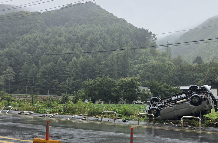 추석연휴 기간이었던 지난 6일 오전 0시28분께 태백시 문곡소도동 한 모텔 앞 51번 국도변에 스타렉스 차량이 전복되어 있다.(사진=독자 제공) *재판매 및 DB 금지