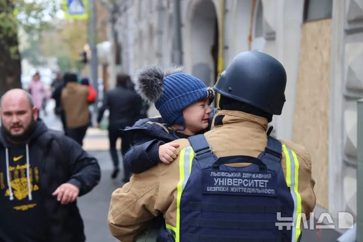 [뉴시스]약 50명의 어린이가 지하 대피소로 옮겨졌다.(사진=뉴욕포스트)2025.10.22. 