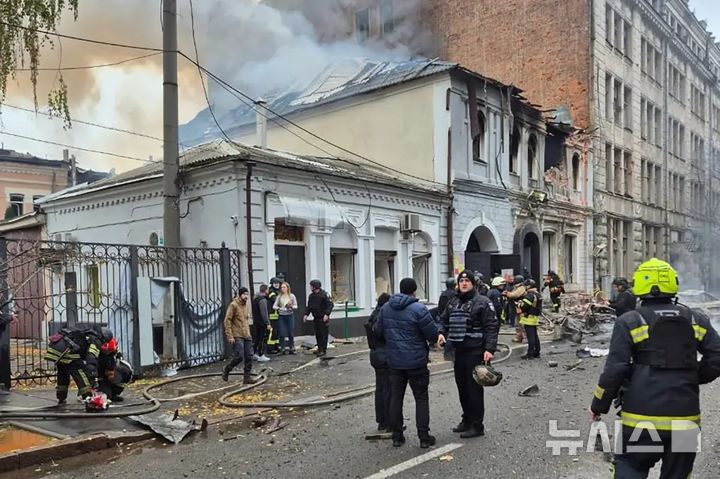 [뉴시스]폭격 이후 유치원 건물에서 연기가 피어오르고 있다.(사진=UKRAINIAN EMERGENCY SERVICE)2025.10.22. 