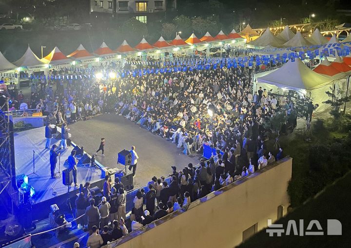 [제주=뉴시스] 제주어류양식수협이 지난 2025년 10월 17일부터 19일까지 수협 일원에서 제8회 제주광어대축제를 개최했다. 사진은 축제장 모습. (사진=뉴시스 DB). photo@newsis.com 