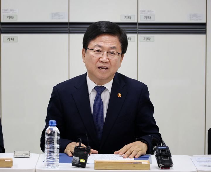 [세종=뉴시스] 사진은 간담회 중인 최교진 교육부 장관. 2025.10.23(사진=교육부 제공) *재판매 및 DB 금지