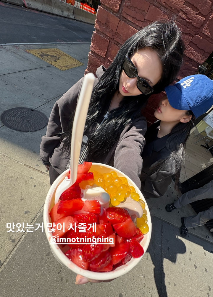 [서울=뉴시스] 그룹 에스파 멤버 카리나(왼쪽)와 닝닝. (사진=카리나 인스타그램 캡처) 2025.10.23. photo@newsis.com *재판매 및 DB 금지