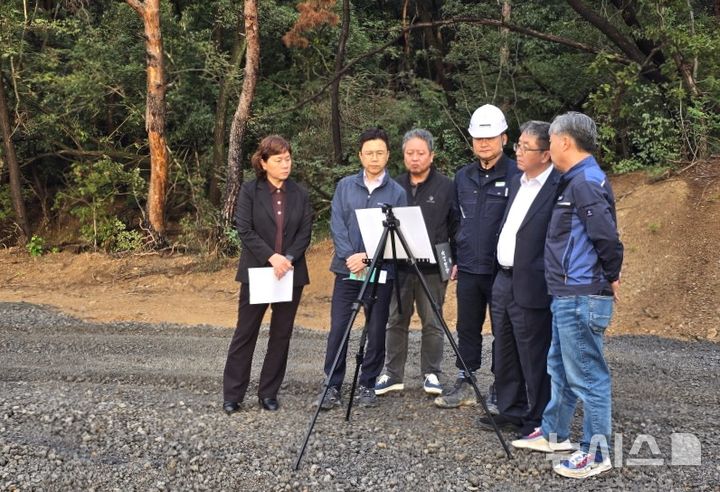 [포항=뉴시스] 송종욱 기자 = 포항시 장상길 부시장과 직원들이 지난 22일 남구 대송면 옥명리 네이처이앤티(주) 폐기물 매립 시설 신규 조성 현장을 방문해 안전을 점검하고 있다. (사진=포항시 제공) 2025.10.23. photo@newsis.com