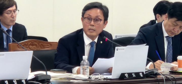 與안도걸 "김용범 'AI국민배당금', 초과세수 원칙 설계하자는 것"