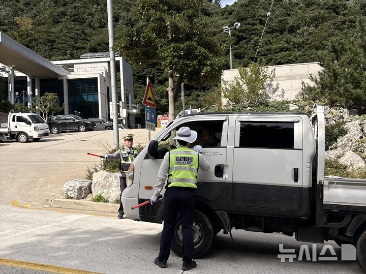 [울릉=뉴시스] 안병철 기자 = 경북 울릉군이 23일 울릉경찰서, 한국교통안전공단과 함께 운행차 소음 및 불법개조 합동점검을 실시하고 있다.(사진=울릉군 제공) 2025.10.23. photo@newsis.com