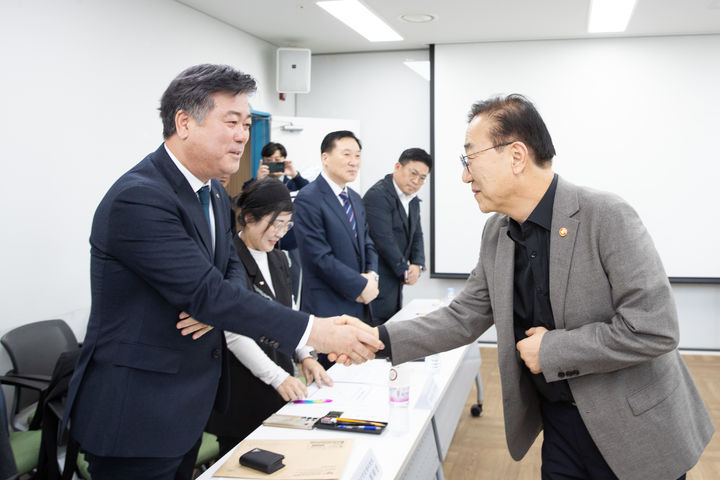 [서울=뉴시스] 김윤덕 국토교통부 장관은 23일 오후 서울 정동 국토발전전시관에서 어려움을 겪고 있는 중개업계와 간담회를 갖고 있다. 2025.10.23. (사진=국토교통부 제공) photo@newsis.com *재판매 및 DB 금지