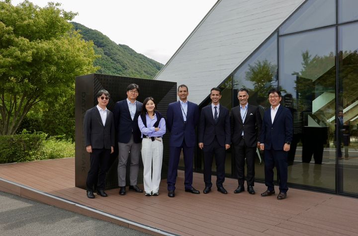 [서울=뉴시스] 23일 업계에 따르면 사우디 정부 고위 관계자 20여명으로 구성된 사우디 정부 방문단이 지난달 말 강원 춘천시 네이버클라우드 데이터센터를 방문해 채선주 네이버 전략사업대표, 김유원 네이버클라우드 대표 등을 만났다. (왼쪽 세 번째부터) 채선주 네이버 전략사업 대표 겸 네이버 이노베이션 의장 및 네이버 아라비아 RHQ 의장, 알리 빈 하디 라지히 사우디 주택자치부 차관, 라이얀 알 아킬 NHC 이노베이션 최고경영자(CEO), 야세르 알로바이단 발라디 CEO, 김유원 네이버클라우드 대표이사 *재판매 및 DB 금지