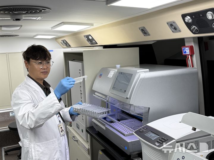 [경주=뉴시스] 안병철 기자 =지난해 10월 23일 식품의약품안전처 직원들이 APEC 2025를 앞두고 정상회의 만찬장이 마련된 라한셀렉트 경주에서 '식중독 신속 검사 버스'를 투입해 식재료를 검사하고 있다. 2025.10.23. abc1571@newsis.com 