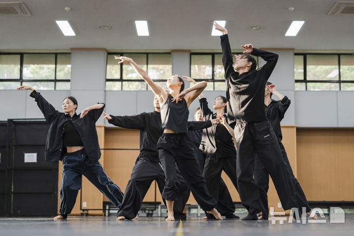 [서울=뉴시스] 23일 서울 중구 국립극장에서 국립무용단 '2025 안무가 프로젝트'에서 정소연 안무가가 '너머'를 선보이고 있다. (사진=국립극장 제공)