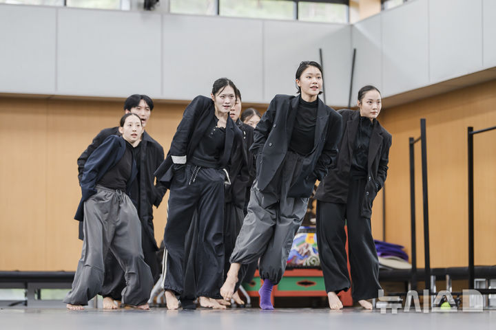 [서울=뉴시스] 23일 서울 중구 국립극장에서 국립무용단 '2025 안무가 프로젝트'에서 이지현 안무가가 '옷'을 선보이고 있다. (사진=국립극장 제공)