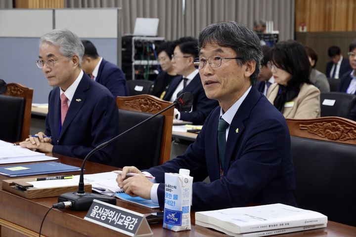 [울산=뉴시스] 박수지 기자 = 천창수 울산광역시교육감이 23일 경남교육청에서 열린 국회 교육위원회 국정감사에서 의원 질의에 답변하고 있다. (사진=울산시교육청 제공) 2025.10.23. photo@newsis.com *재판매 및 DB 금지