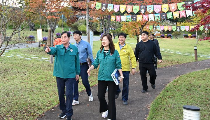 [김천=뉴시스] 김밥 축제장 둘러보는 배낙호 김천시장. (사진=김천시 제공) 2025.10.23 photo@newsis.com *재판매 및 DB 금지